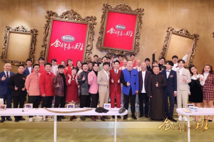 《金牌喜剧班》上演荒诞现实科幻三幕式毕业大戏