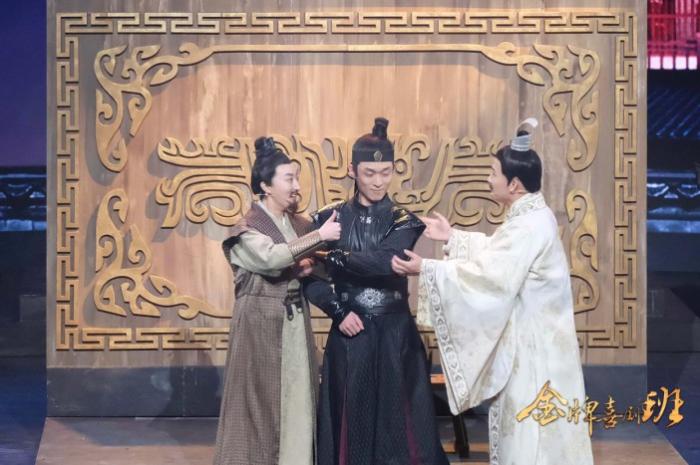 《金牌喜剧班》上演荒诞现实科幻三幕式毕业大戏