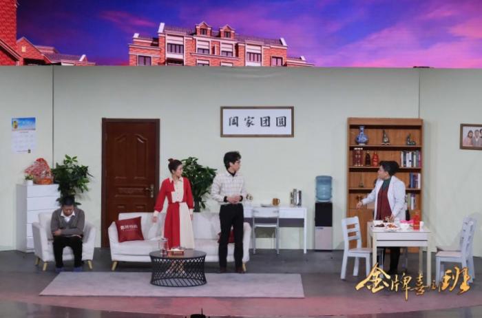 《金牌喜剧班》上演荒诞现实科幻三幕式毕业大戏