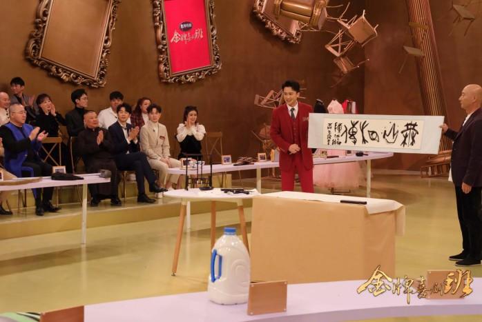 《金牌喜剧班》上演荒诞现实科幻三幕式毕业大戏
