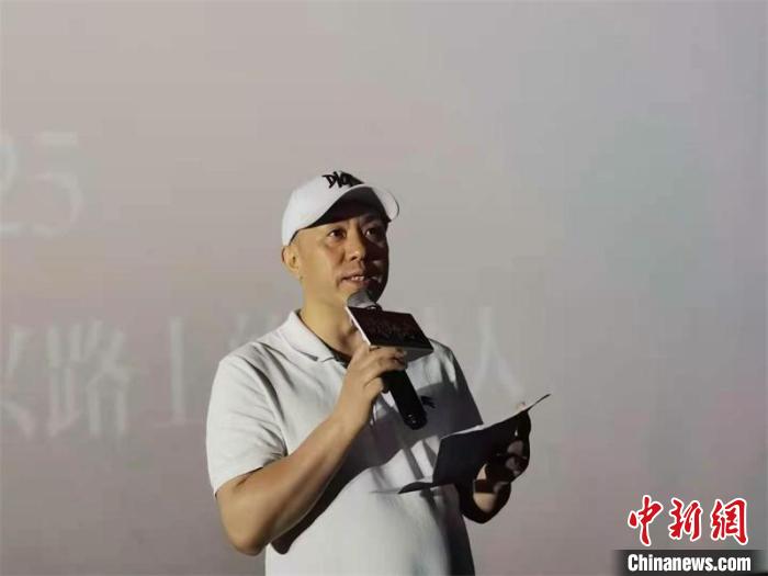 余涛导演现场分享电影《战旗飘飘》创作历程。　王爵 摄